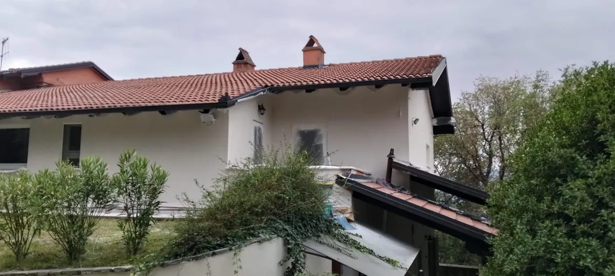 Una casa con la facciata bianca e il tetto in coppi, un lavoro finito dell'impresa