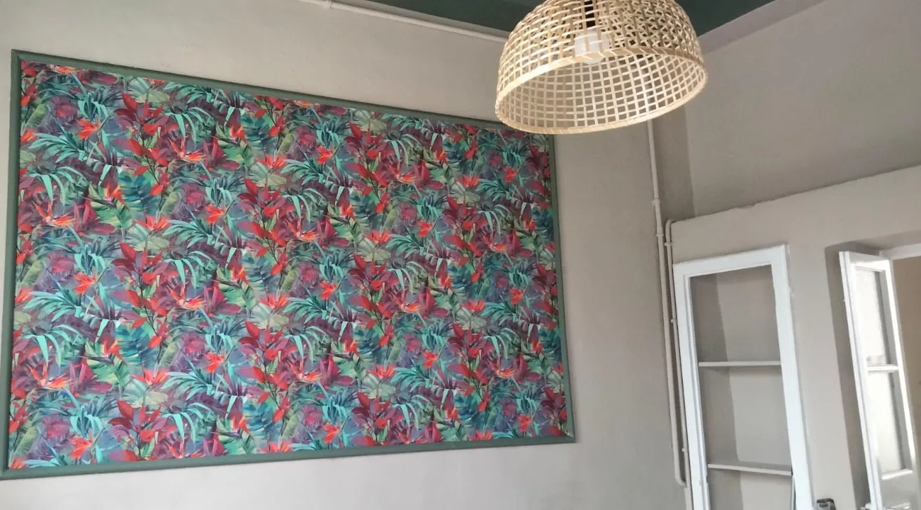 Carta da parati a fiori dentro un riquadro con la cornice verde